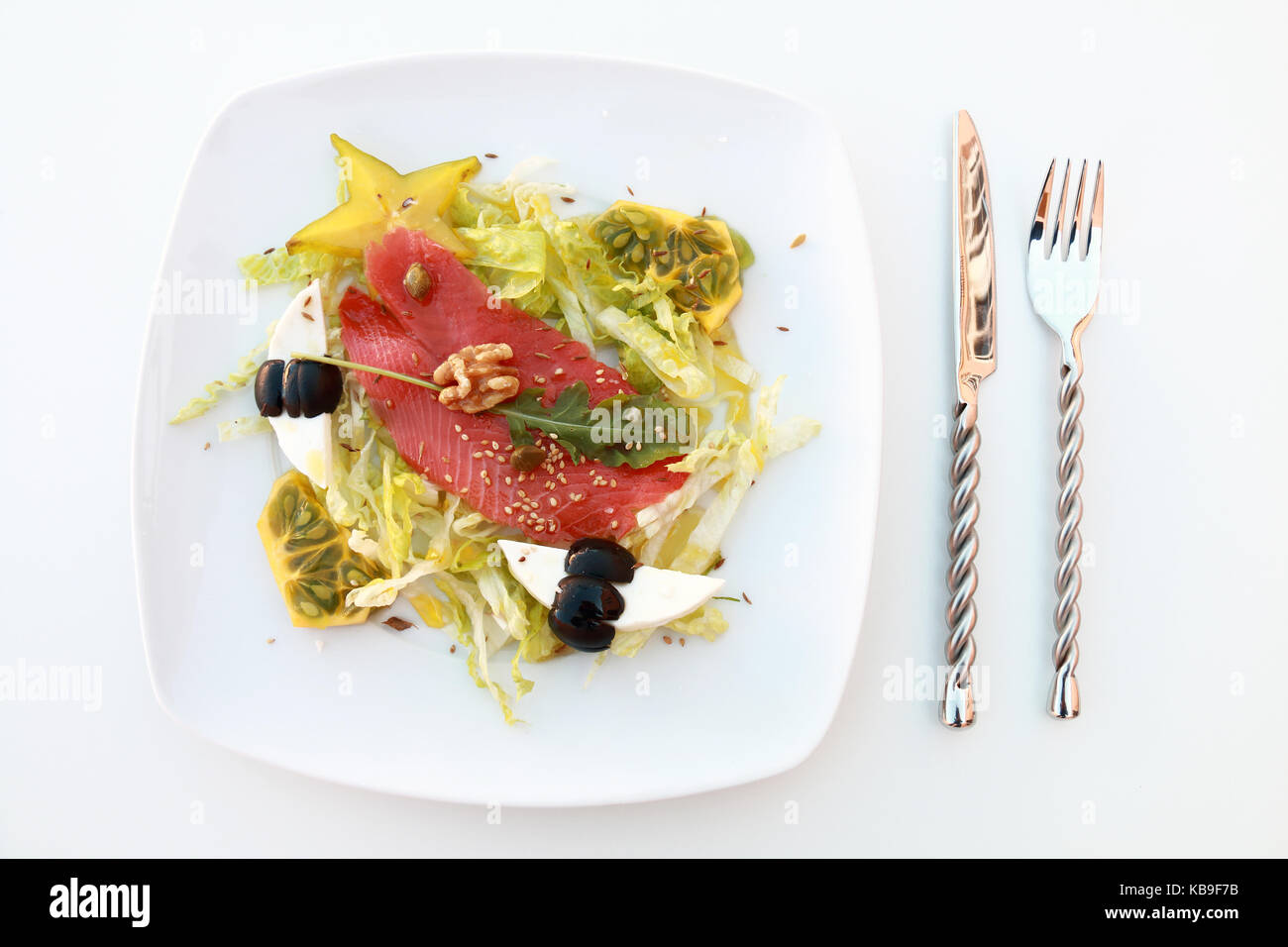 Lachs Salat und Besteck Stockfoto