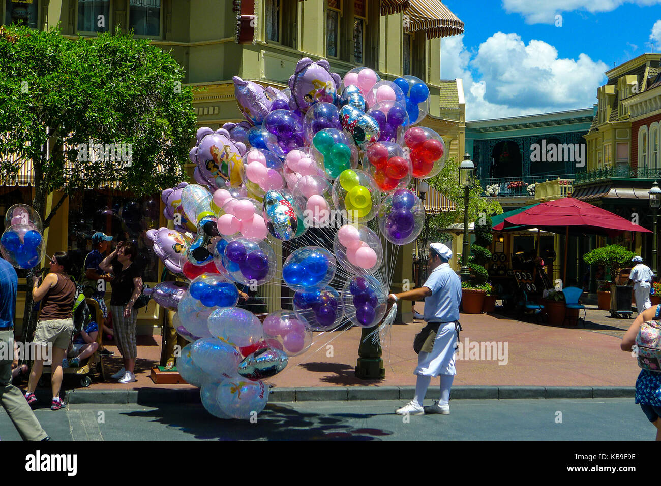 Mann, der einen großen Haufen Ballons in Disney World Theme Park in Orlando, Florida, USA, Freude Konzept, Best Life Konzept, Bündel Luftballons Stockfoto