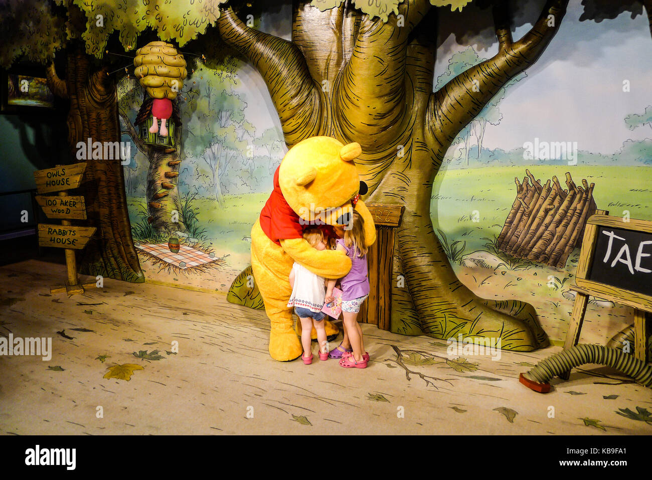 Kinder treffen Winnie the Pooh gegen einen Wald Hintergrund in Disney World Florida, USA Träume wahr, Kindheit Konzept, Best Life, Glück Stockfoto