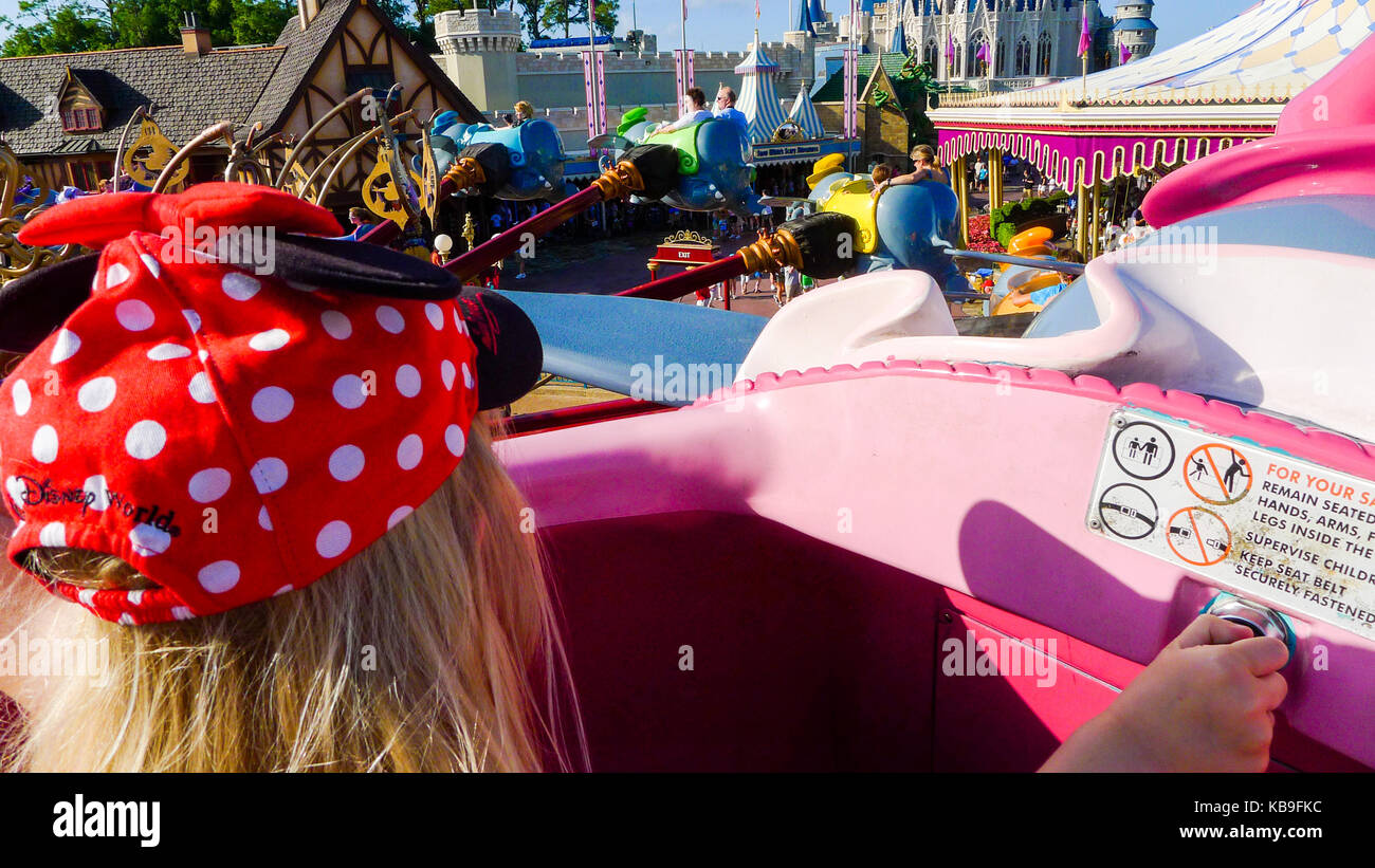 Kinder fliegen hoch auf dem Dumbo Fahrt in Magic Kingdom, Disney World, Florida, USA Stockfoto