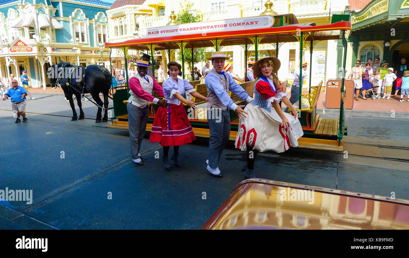 Tänzer Pferd und Wagen Waggon in Magic Kingdom, Disney World, Florida USA Unterhaltung Entertainer Gesang Interpreten Konzept durchführen Stockfoto