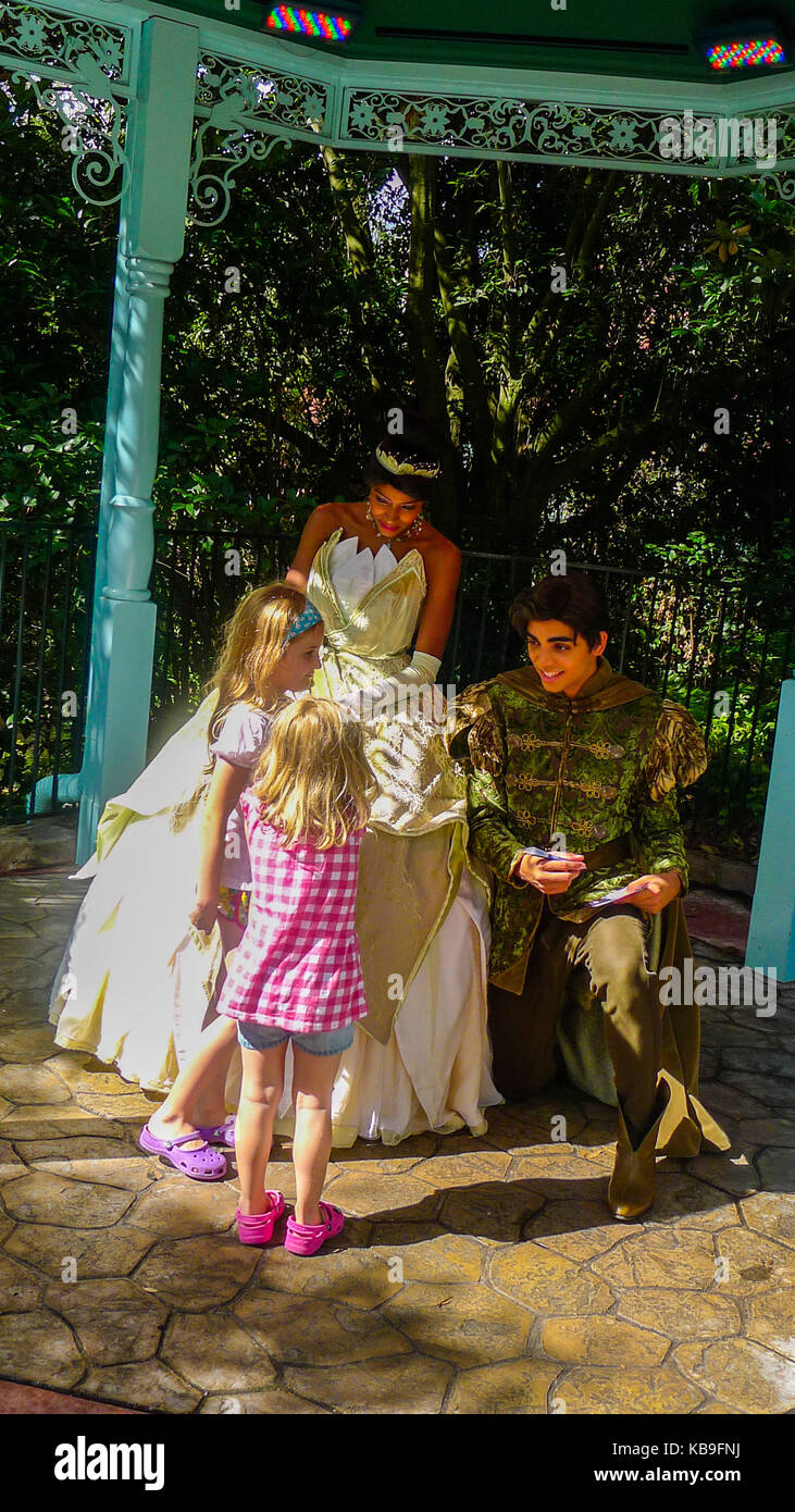 Kinder treffen Prinzessin Tiana und Prinz Naveen in Magic Kingdom Disney World Florida USA Prinzessinnen Träume magischen Glauben Kindheit Stockfoto