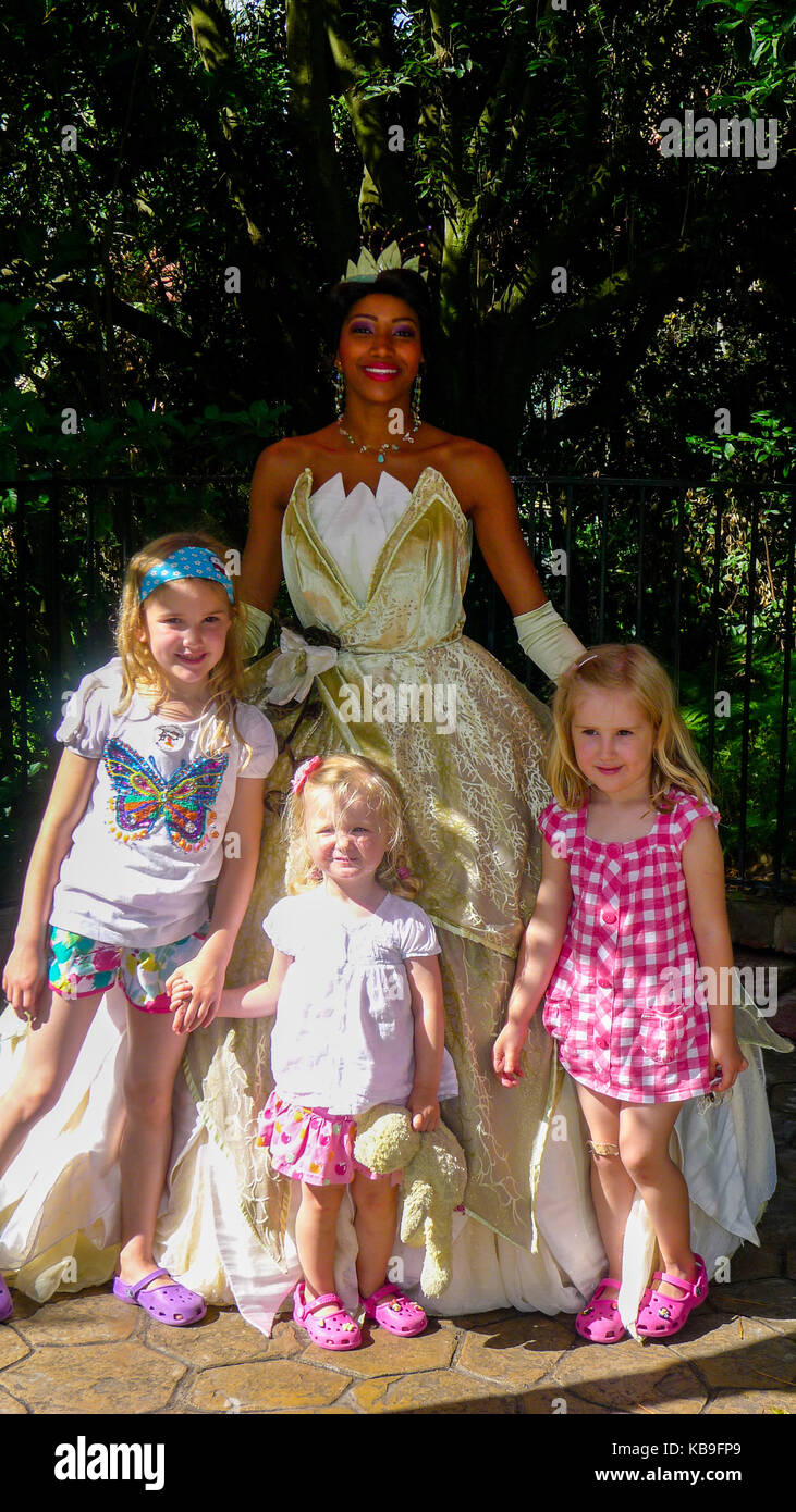 Kinder treffen Prinzessin Tiana und Prinz Naveen in Magic Kingdom Disney World Florida USA Stockfoto