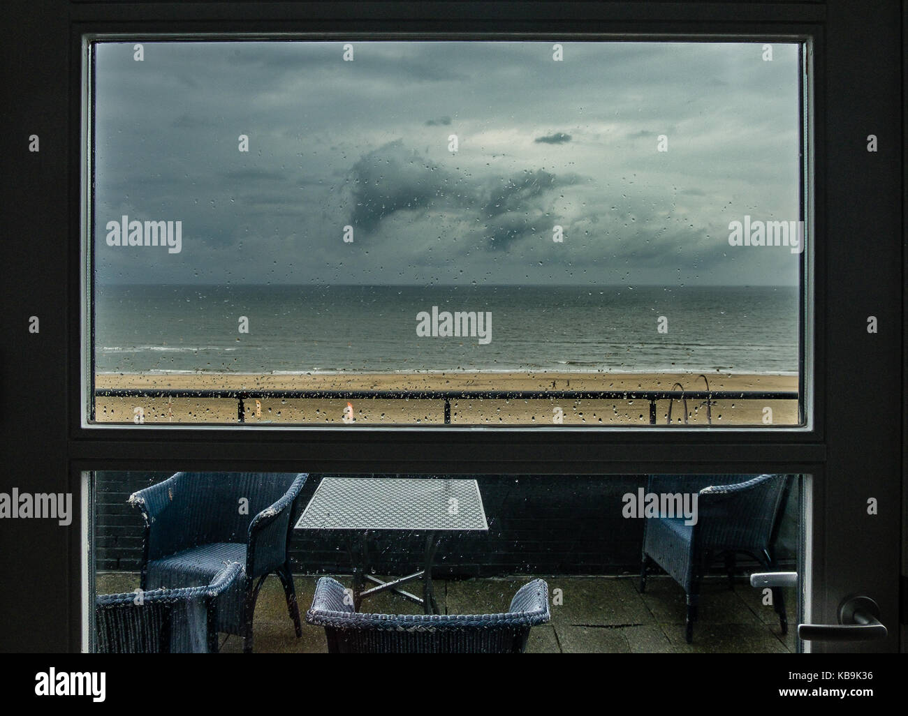 Regnerischen Tag hinter dem Fenster Stockfoto