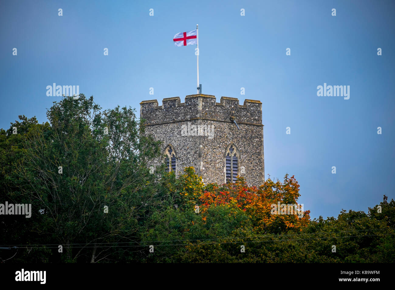 Flagge von England, St. George's Cross. Fliegen von einem Suffolk Kirchturm. Stockfoto