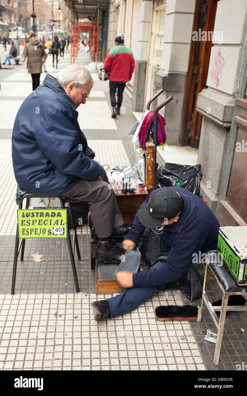 Schuhputzmaschine/-service auf der Avenida de Mayo. Buenos Aires, Argentinien. Stockfoto