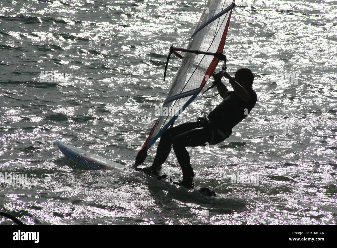 Auf Surfboard mit Segel Surfer--- Surfer in Surfboard mit Segel Stockfoto