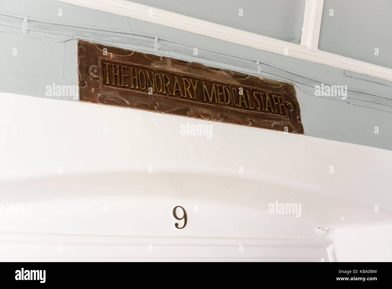 Station 9 (Die Ehrenamtlichen medizinischen Personal) an der oldVictorian Korridor, Royal Victoria Hospital in Belfast. Stockfoto