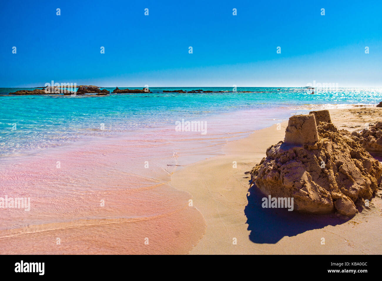 Tropischen Sandstrand mit Sandburgen und türkisfarbenem Wasser, in Elafonisi, Kreta, Griechenland Stockfoto