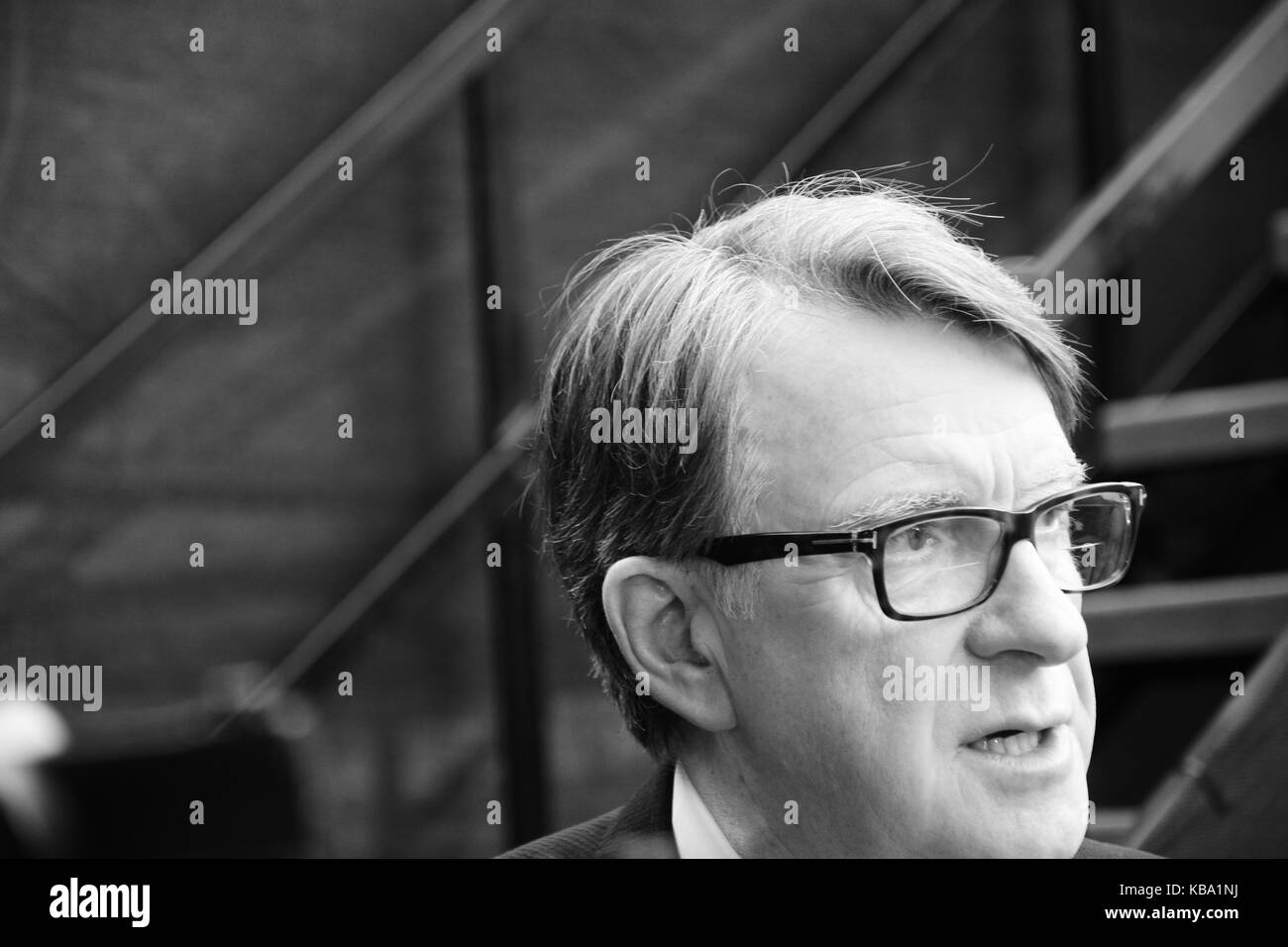 Peter Mandleson auf College Green am Tag nach der Bundestagswahl Ergebnis 2017. Stockfoto