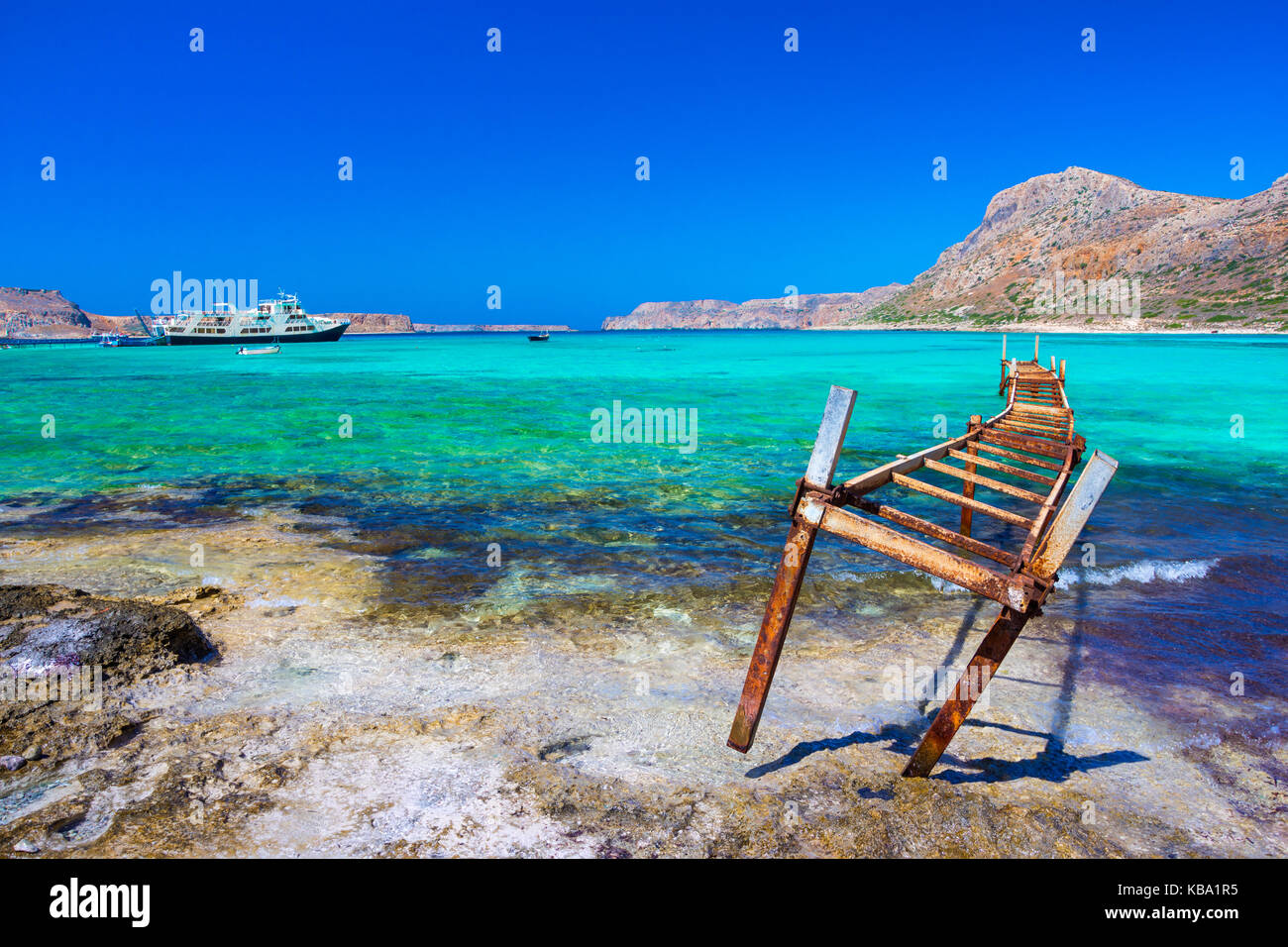 Wunderschöne Panorama von Balos Lagune mit magischen türkisfarbenen Lagunen, tropische Strände aus reinem weißen Sand und Gramvousa Insel Kreta, Griechenland Stockfoto