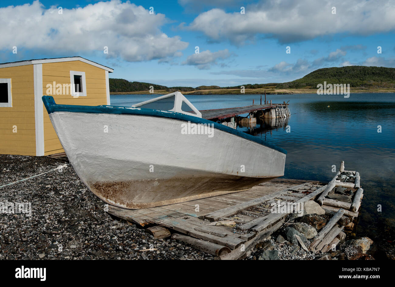 Boot auf einer hölzernen Rampe: ein verwittertes Fischerboot sitzt auf einem handgemachten Rampe für den Start in eine Bucht an der Westküste von Neufundland. Stockfoto