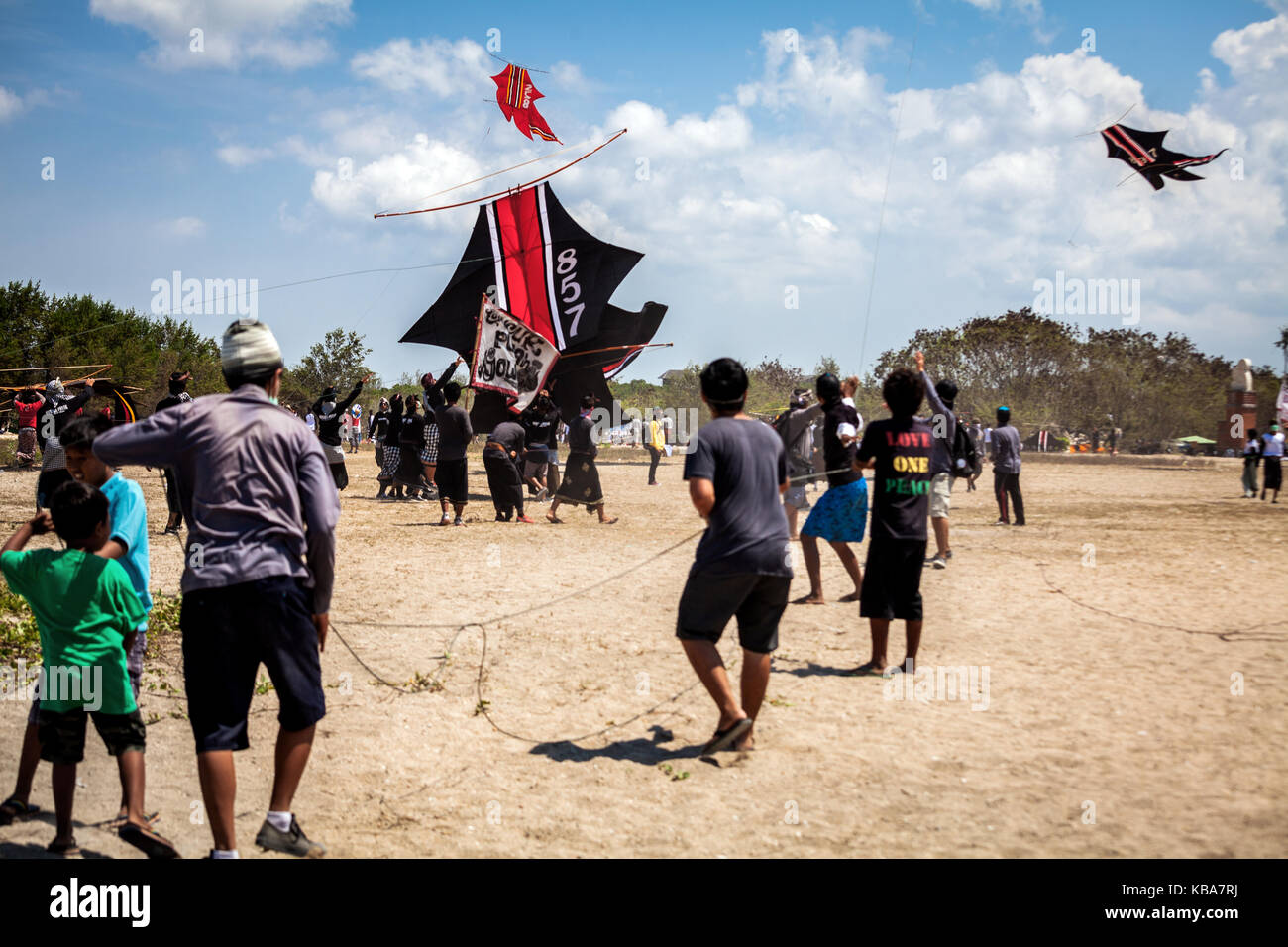 Fisch Drachen kämpfen, weg vom Boden zu erhalten als Drachenflieger Schlacht an der Bali Drachen fliegen Festival auf einem Bali Beach im Sommer während die windige Jahreszeit tun Stockfoto