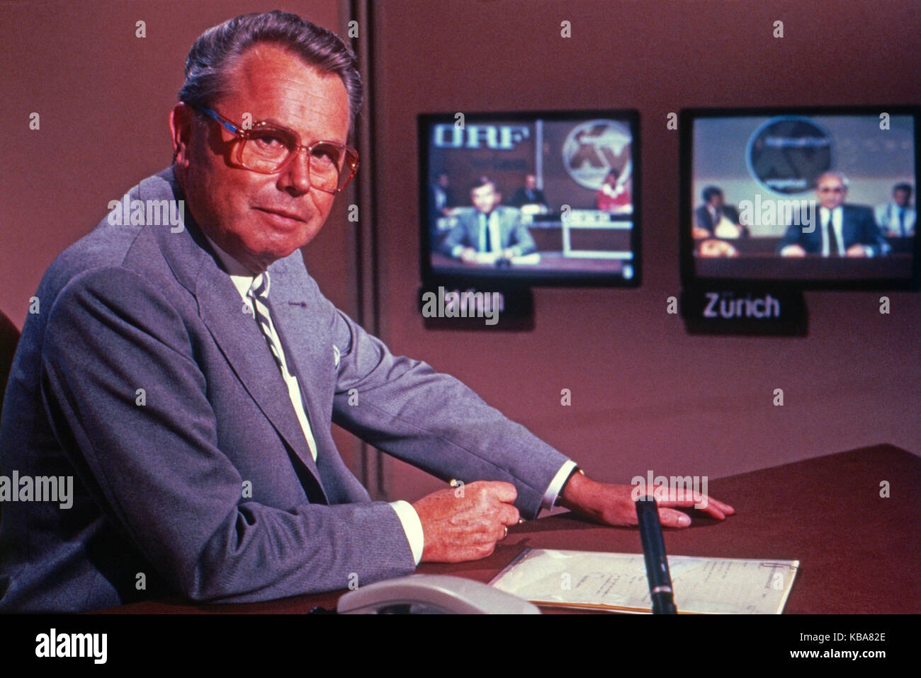 Aktenzeichen Xy Ungelost Sendereihe Deutschland 1986 Fahnder Eduard Zimmermann Mit Den Studios Wien Peter Nidetzky Und Zurich Konrad Toenz Auf Den Monitoren Stockfotografie Alamy