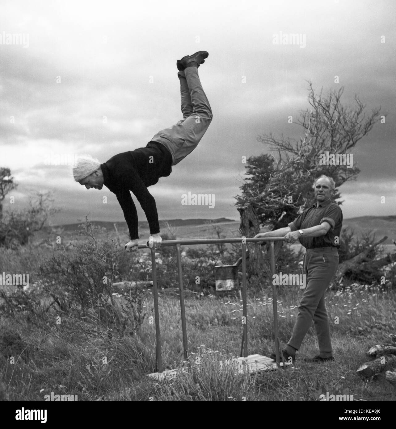 Im Zeltlager in Cerro Castillo im Süden von Chile, 1960er Jahe. Camping in der Nähe von Cerro Castillo im Süden Chiles, der 1960er Jahre. Stockfoto