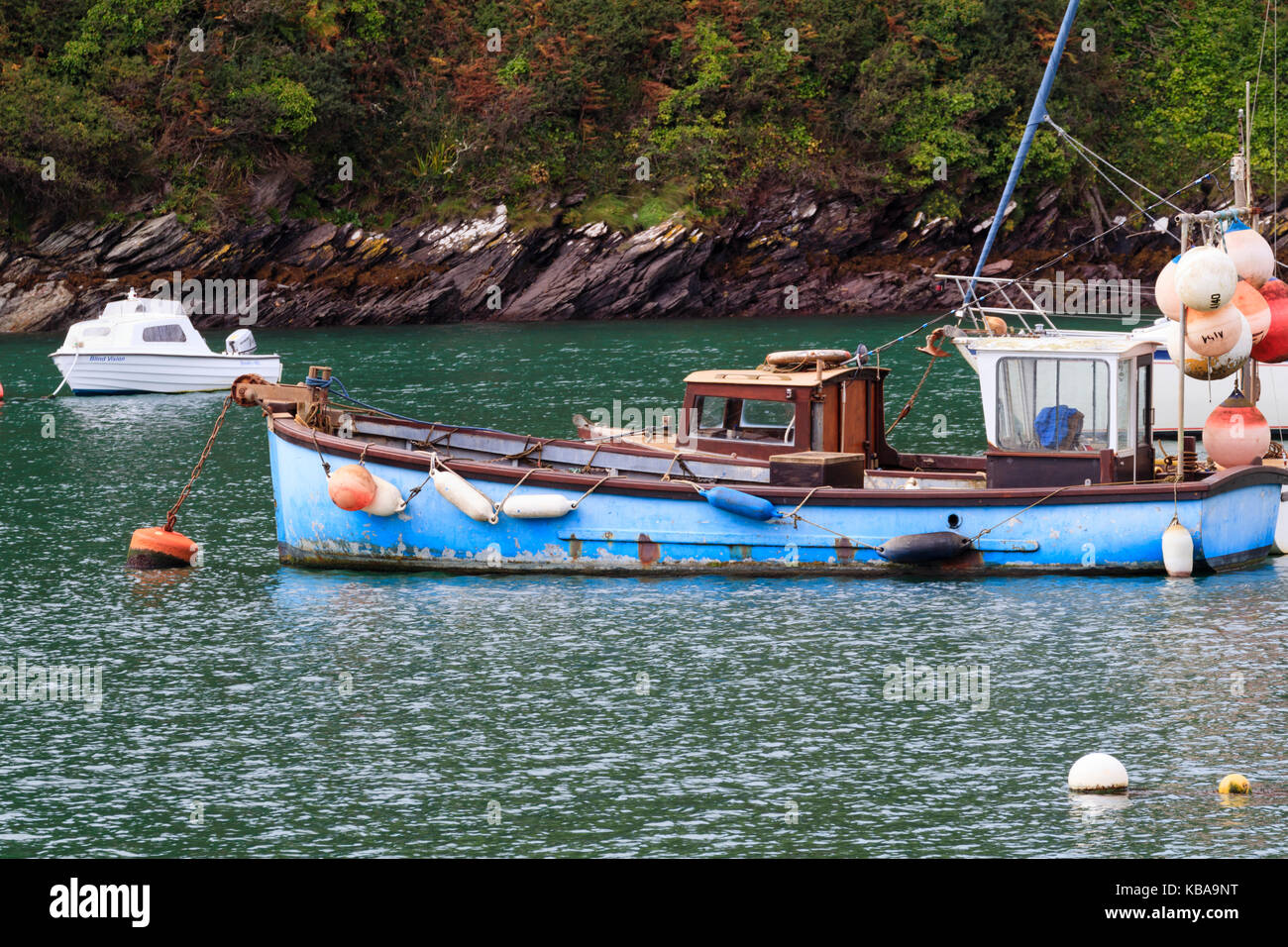 Kleine Küstenfischerei, Central Motor Yacht am Liegeplatz auf dem Fluss Yealm, Devon, Großbritannien Stockfoto