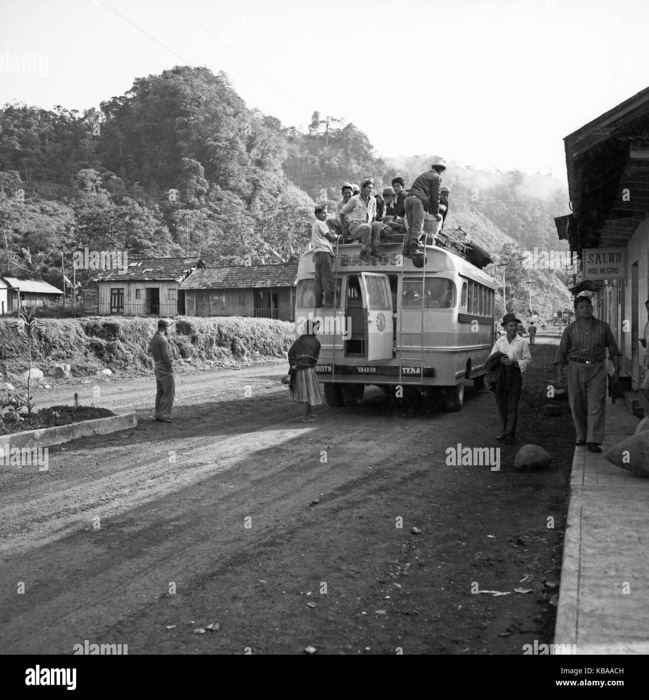 Fahrgäste im und mit dem Bus nach Tena, Ecuador 1960er Jahre. Passagier in und auf den Bus nach Tena, Ecuador 1960. Stockfoto