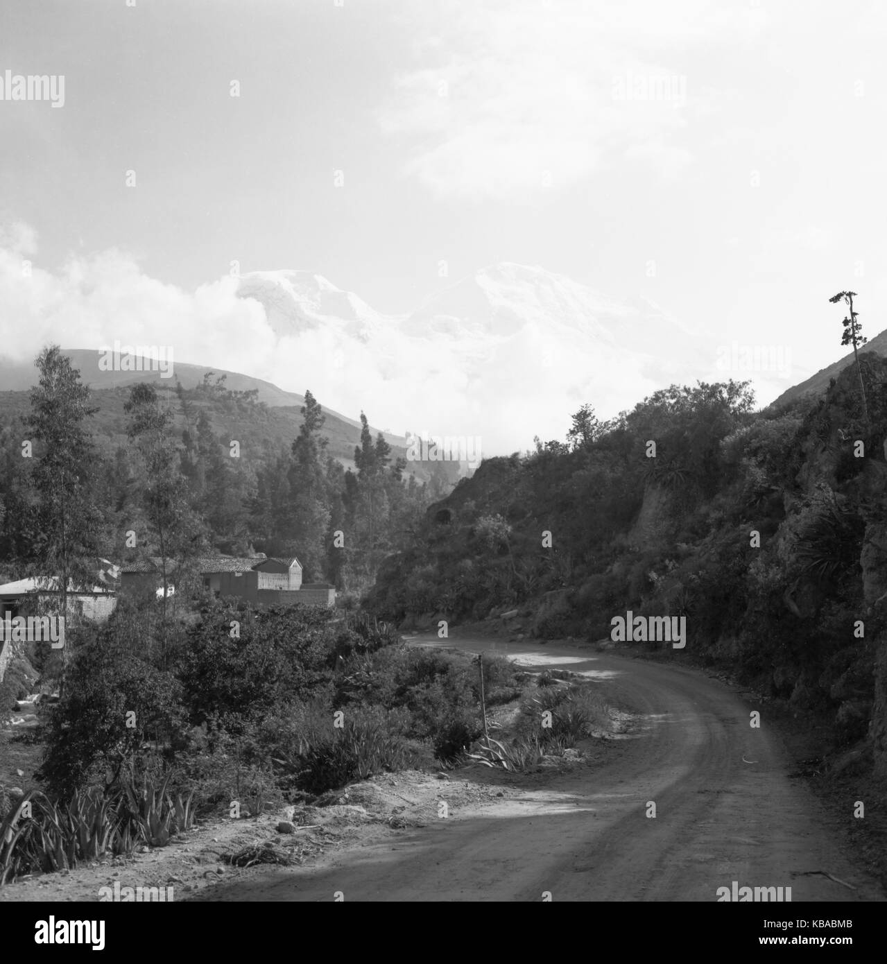 Landschaft im Gebirgstal Callejon de Huaylas im Hochgebirge der Anden, Peru 1960er Jahre sterben. Landschaft im Tal Callejon de Huaylas an der Anden, Peru 1960. Stockfoto