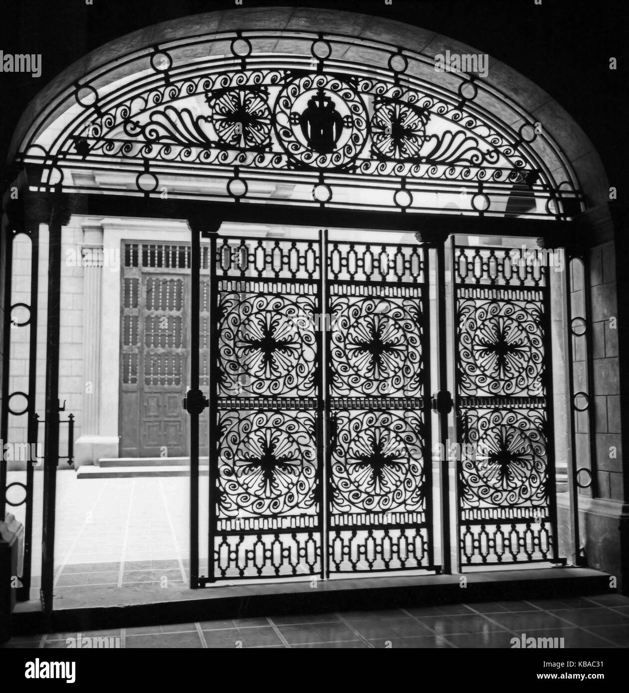 Torbogen mit Innenhof in der Hauptstadt Lima, Peru, 1960er Jahre. Tor und inneren Hof an der Peruan Hauptstadt Lima, Peru 1960. Stockfoto