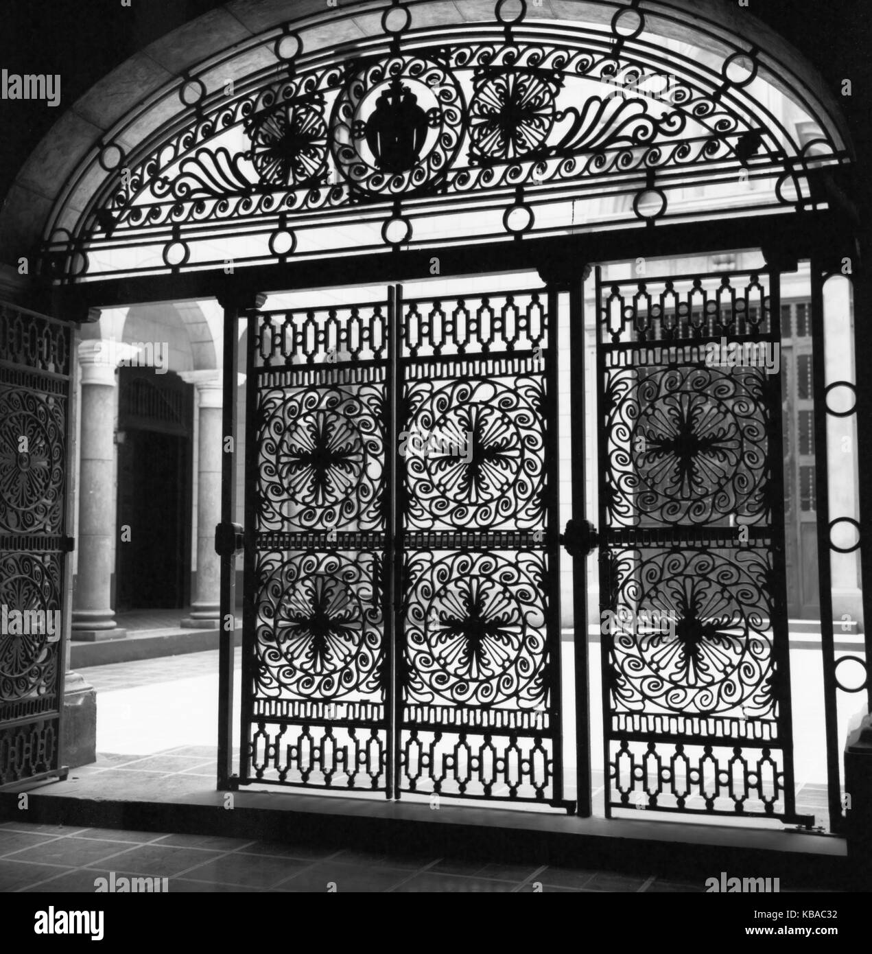 Torbogen mit Innenhof in der Hauptstadt Lima, Peru, 1960er Jahre. Tor und inneren Hof an der Peruan Hauptstadt Lima, Peru 1960. Stockfoto