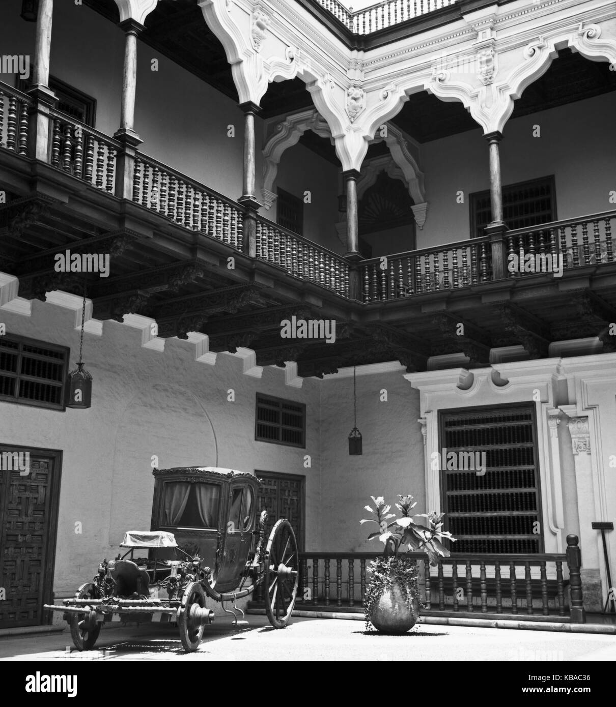 Torbogen mit Innenhof in der Hauptstadt Lima, Peru, 1960er Jahre. Tor und inneren Hof an der Peruan Hauptstadt Lima, Peru 1960. Stockfoto