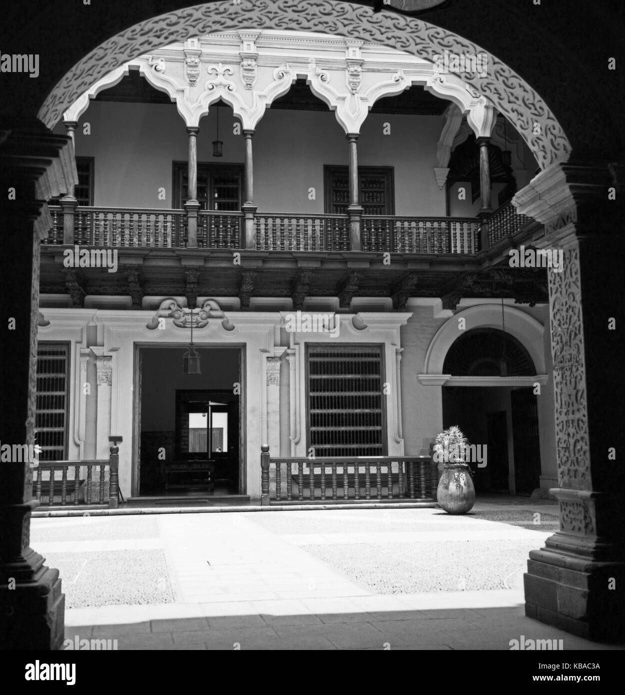 Torbogen mit Innenhof in der Hauptstadt Lima, Peru, 1960er Jahre. Tor und inneren Hof an der Peruan Hauptstadt Lima, Peru 1960. Stockfoto