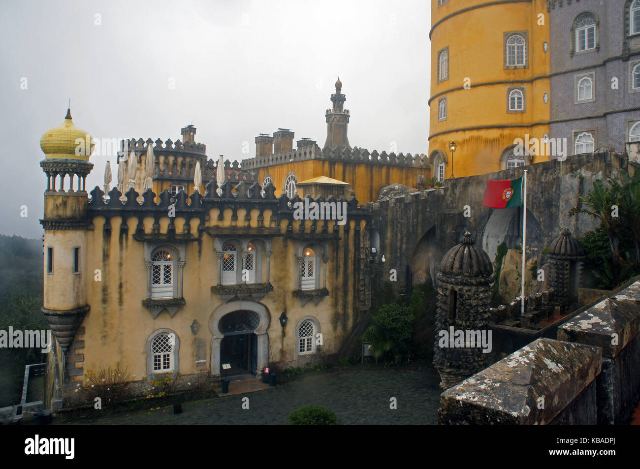 Terrasse, Hauptplatz von da Pena Schloss mit bunten grauen und gelben Wänden, Sintra, Portugal Stockfoto