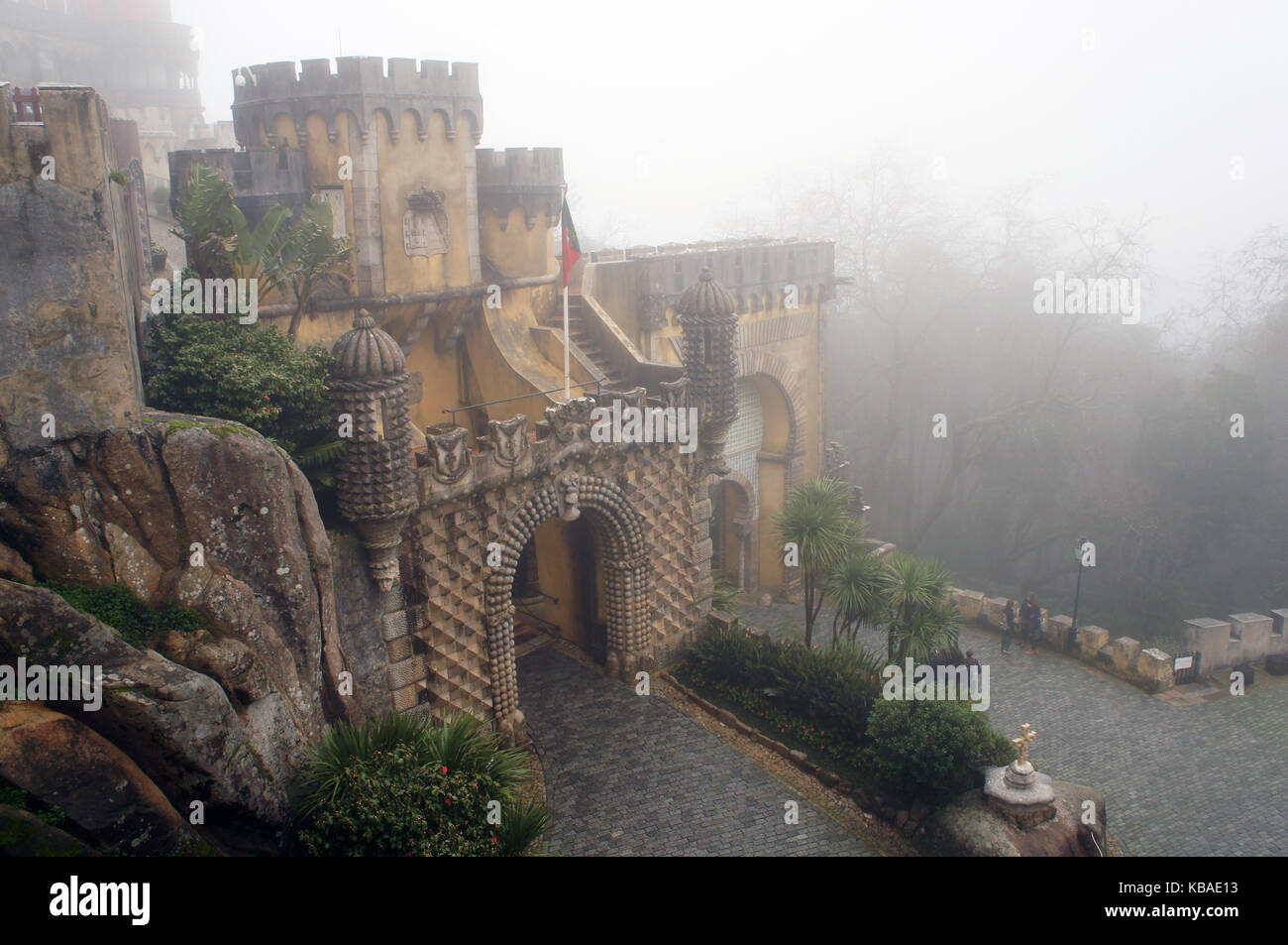 Eingang da Pena Palast in der geheimnisvollen Nebel, Sintra, Portugal Stockfoto