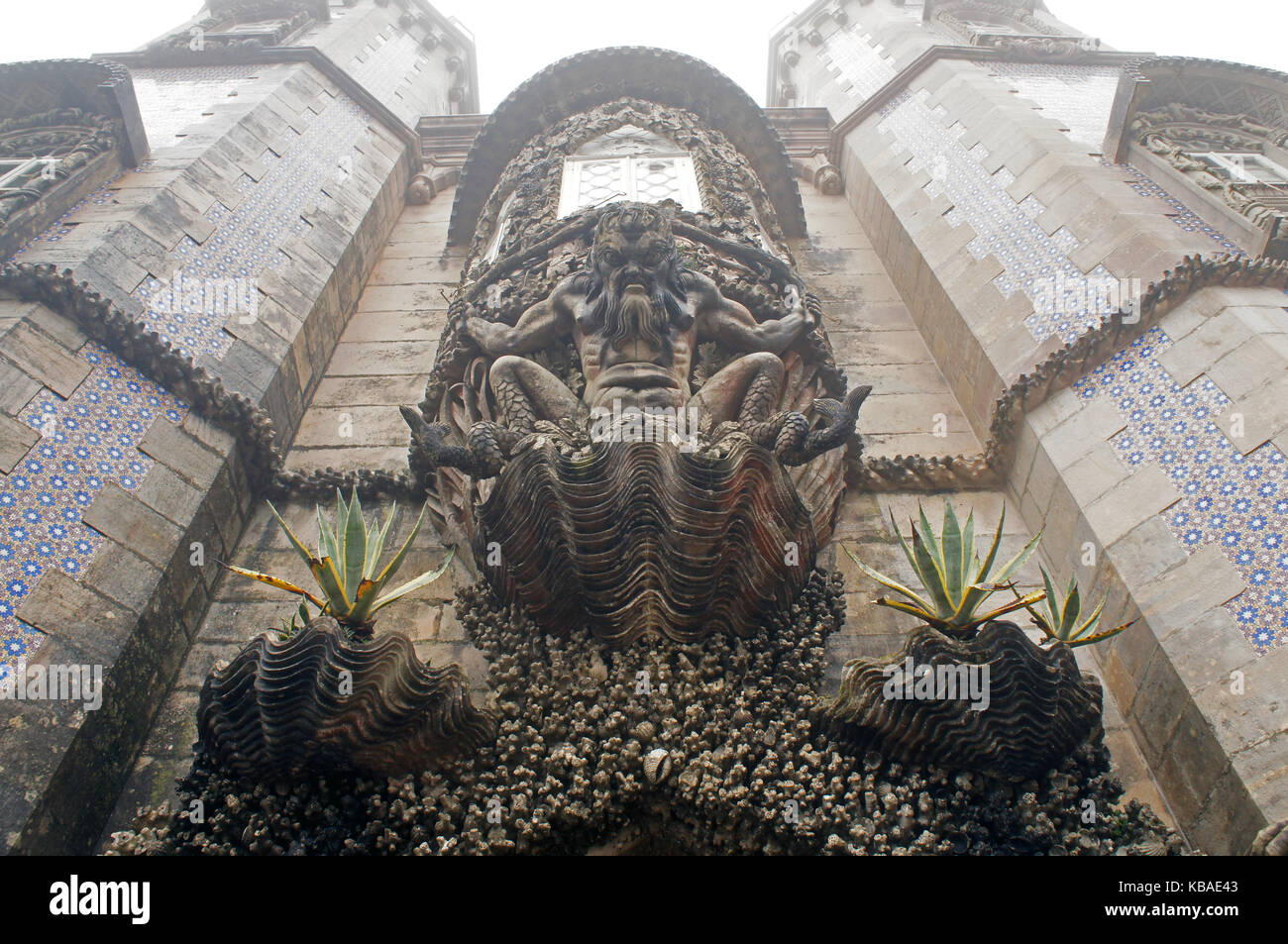 Detail der Fassade des Da Pena - Monster halten der Balkon über dem Haupteingang, Sintra, Portugal Stockfoto