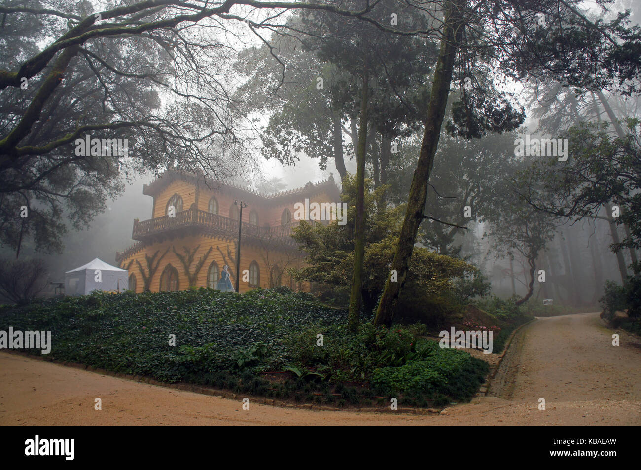 Chalet Garten und die Gräfin D'Edla (Chalet e Jardim da CONDESSA D'Edla) Bei da Pena Palast und Park in Sintra, Portugal während nasser, nebligen Wetter Stockfoto