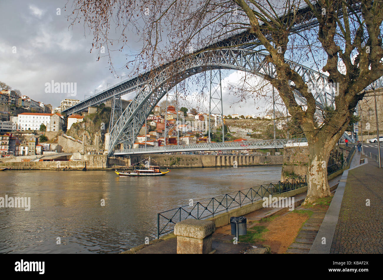 Ponte Dom Luís I (Brücke König Luis I.) über den Fluss Duoro, der von der Gustave Eiffel Gruppe in Porto, Portugal, erbaut wurde Stockfoto