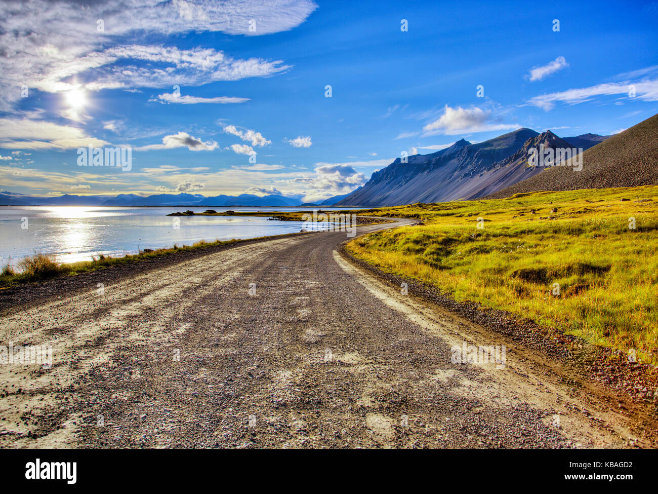 Kurvenreiche Straße und Hohe Berge in Island Stockfoto