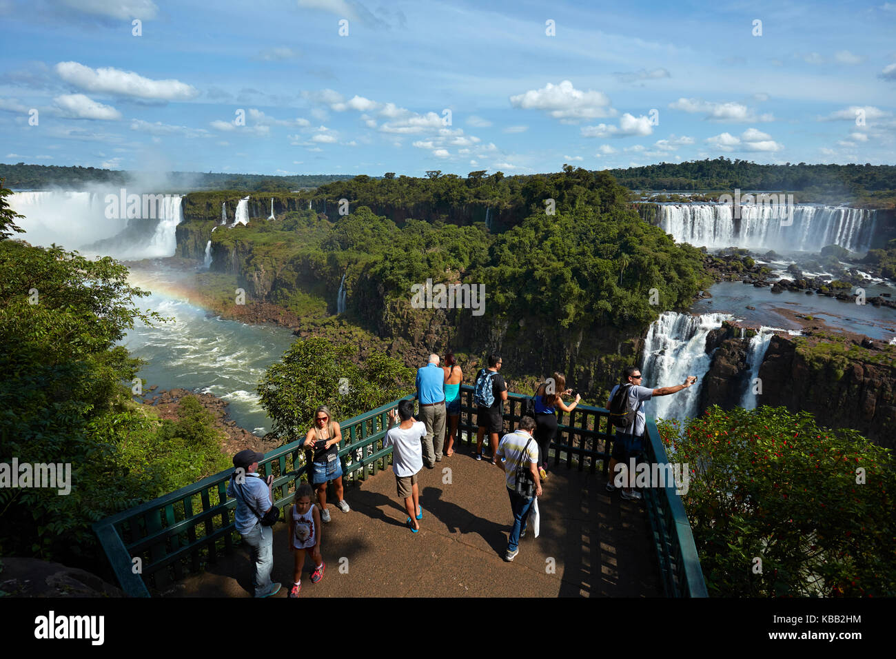 Touristen auf Aussichtsplattform auf der brasilianischen Seite der Iguazu-Fälle, Blick auf die argentinische Seite, Südamerika Stockfoto