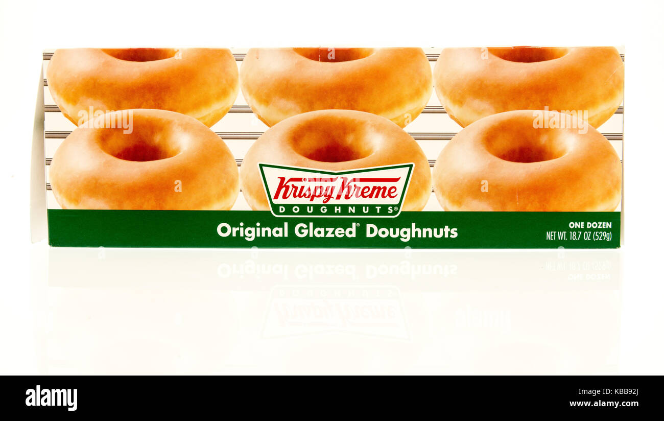 Winneconne, WI - 28. September 2017: Ein Feld von Krispy Kreme original glasierte Krapfen auf einem isolierten Hintergrund. Stockfoto