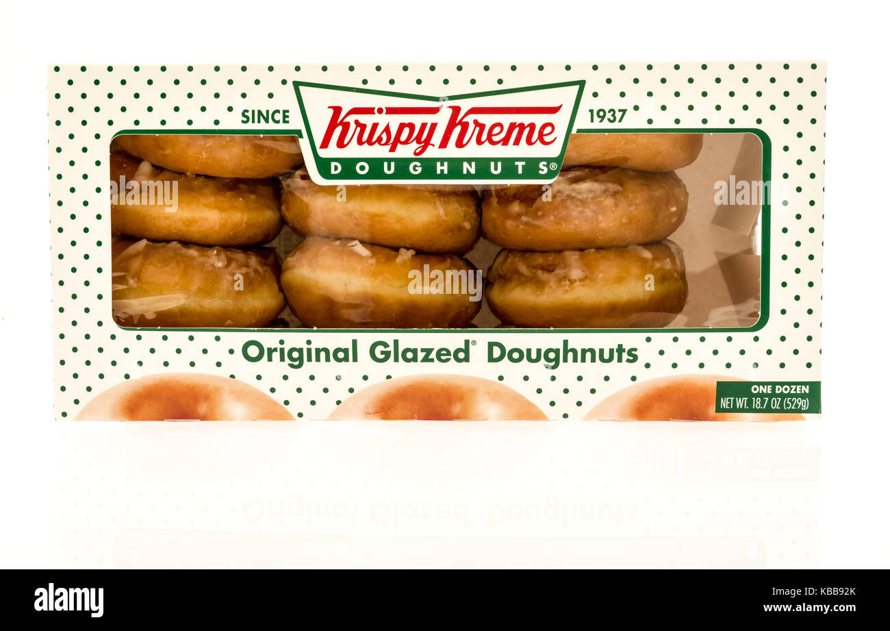 Winneconne, WI - 28. September 2017: Ein Feld von Krispy Kreme original glasierte Krapfen auf einem isolierten Hintergrund. Stockfoto