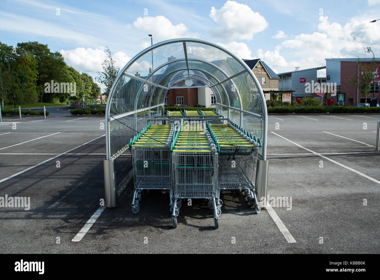 Trollets bei Morrisons Supermarkt, Leigh, England, Großbritannien Stockfoto