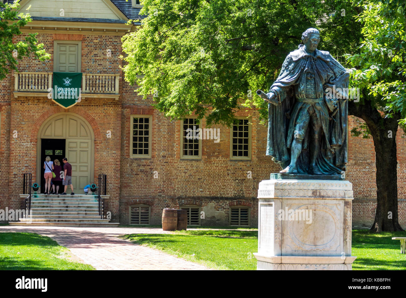 Colonial Williamsburg Virginia, Amerika aus dem 18. Jahrhundert, College of William & Mary, Universität, historischer Campus, Wren-Gebäude, Lord Botetourt, Statue, außen, Stockfoto