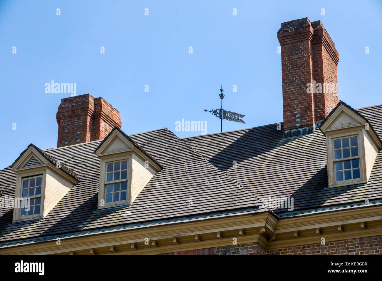 Colonial Williamsburg Virginia, Amerika aus dem 18. Jahrhundert, College of William & Mary, Universität, historischer Campus, Wren-Gebäude, Außenansicht, Dachdetails, Kamin, Do Stockfoto