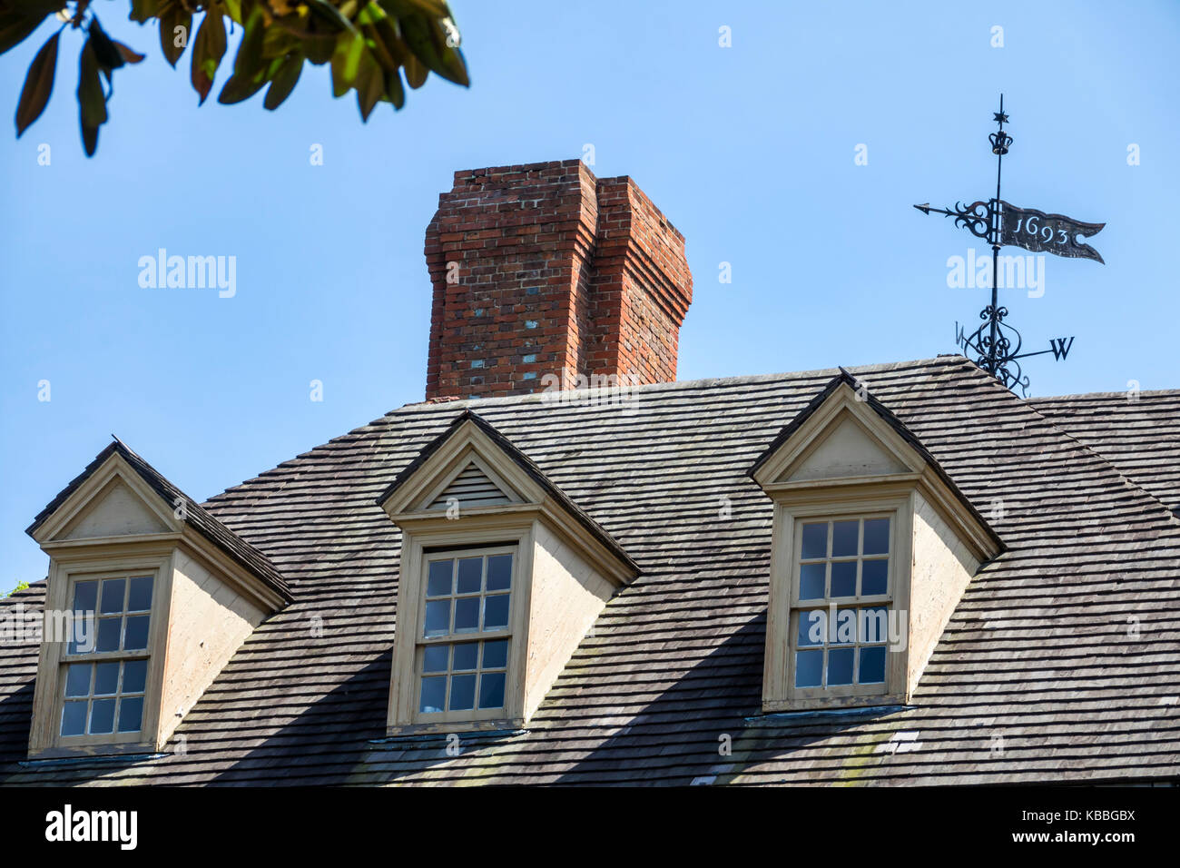 Colonial Williamsburg Virginia, Amerika aus dem 18. Jahrhundert, College of William & Mary, Universität, historischer Campus, Wren-Gebäude, Außenansicht, Dachdetails, Kamin, Do Stockfoto