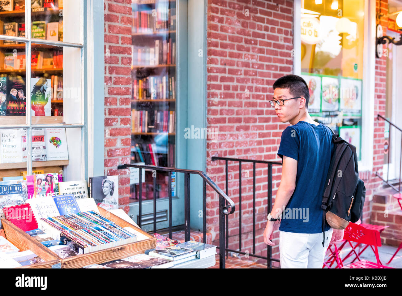 Washington DC, USA - August 4, 2017: Zurück Nahaufnahme von jungen asiatischen Mann student boy Auschecken gebrauchte Bücher an unabhängige Buchhandlung in Georgetown neighb Stockfoto