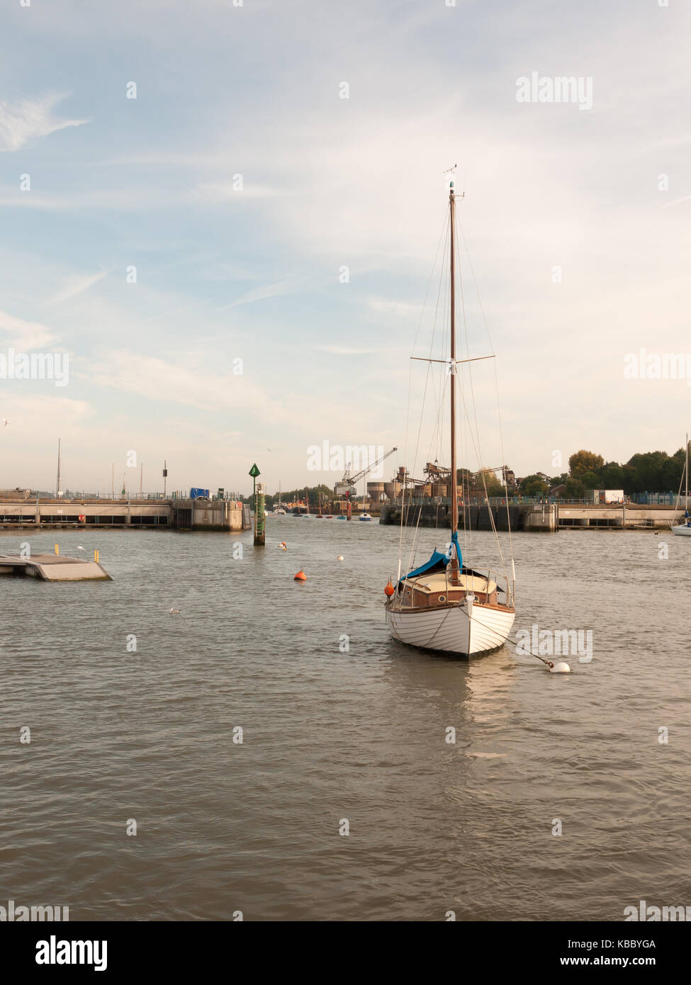Günstig private weiße Boot mit Mast im Dock Hafen; Essex, England, Großbritannien Stockfoto