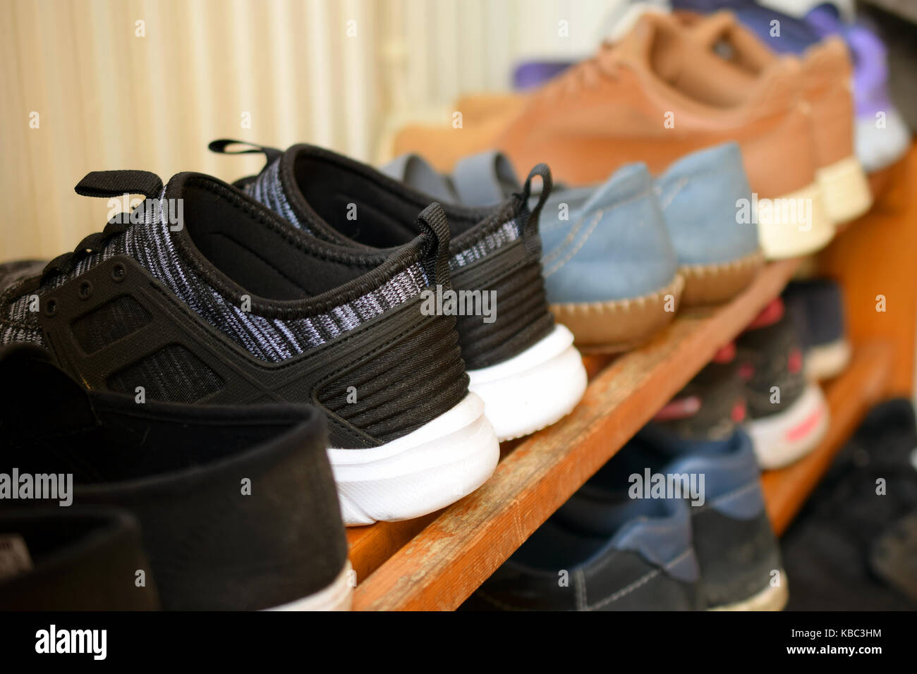 Schuhe auf hölzernen Schuhschrank. Nahaufnahme Seite Bild anzeigen. Stockfoto