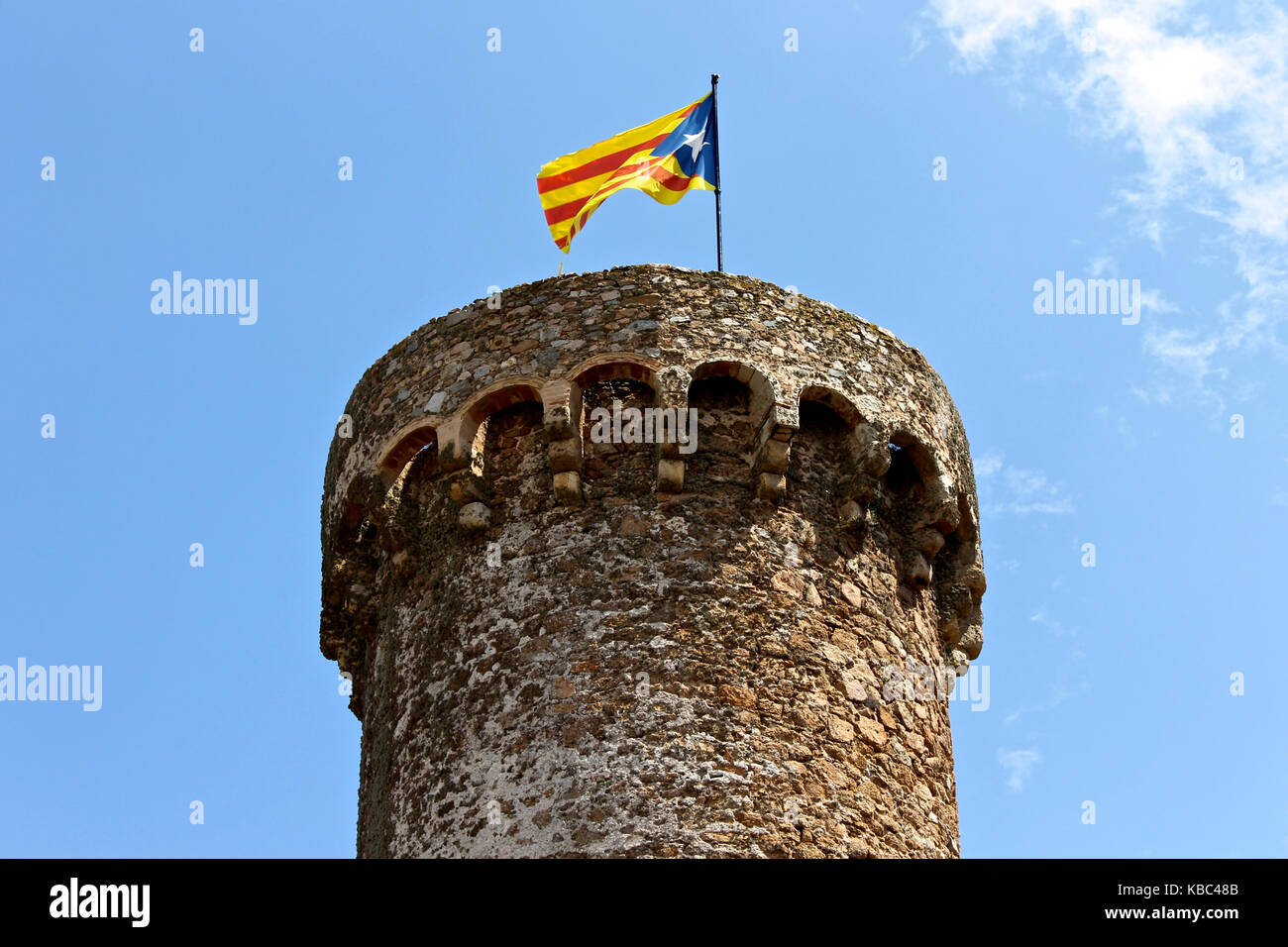 Eine Senyera estelada, der inoffiziellen Flagge in der Regel von dem katalanischen Unabhängigkeit Unterstützer geflogen, winken auf dem Turm der Festung Tossa de Mar, Katalonien, S Stockfoto