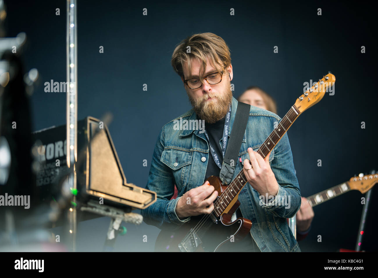 Die international renommierte norwegische Jazzband Jaga Jazzist spielt ein Live-Konzert beim norwegischen Musikfestival Bergenfest 2015 in Bergen. Hier ist Gitarrist und Multiinstrumentalist Andreas Mjøs live auf der Bühne zu sehen. Norwegen, 13/06 2015. Stockfoto