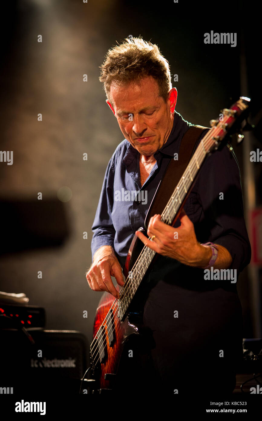 Der englische Musiker, Komponist und Produzent John Paul Jones führt ein Live Konzert mit der norwegischen Band Quiet-glide an der Norwegischen Musik Festival Øyafestivalen 2013. John Paul Jones ist der Bassist der englischen Rockband Led Zeppelin bekannt. Norwegen, 09/08 2013. Stockfoto