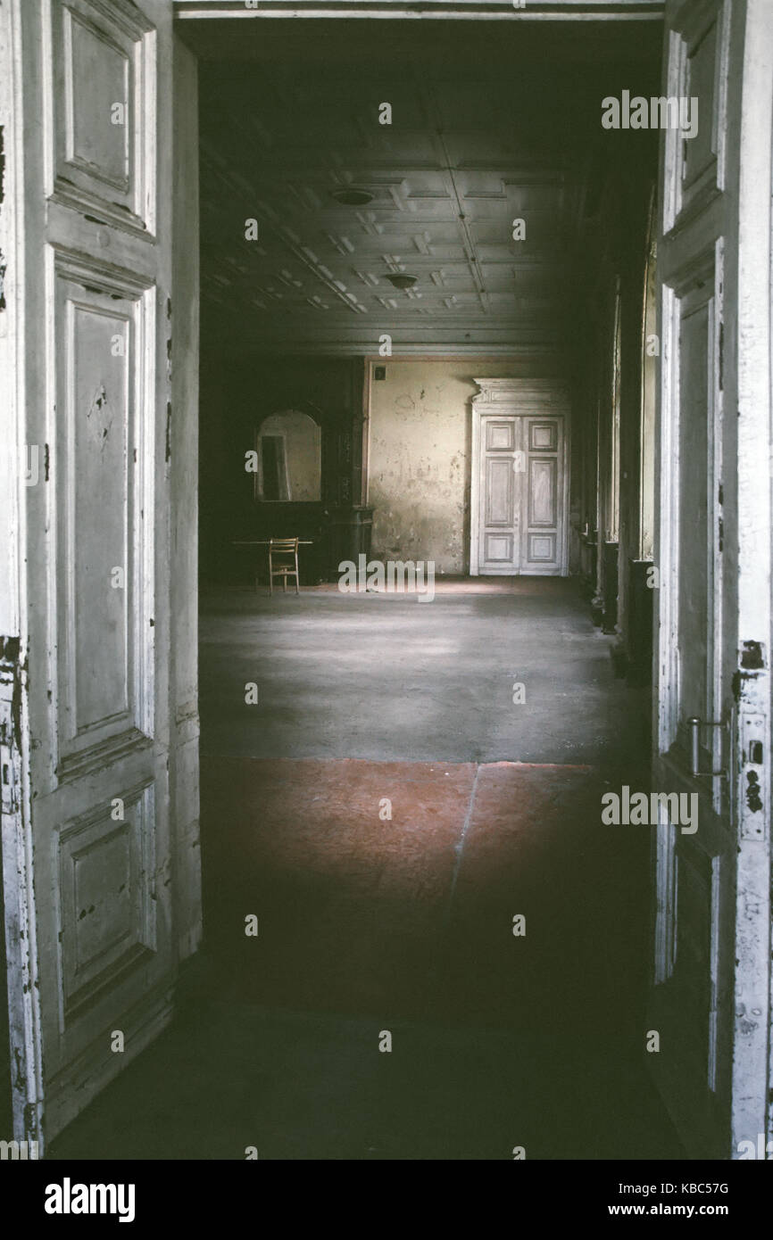 Verlassene Zimmer im alten Haus Stockfoto