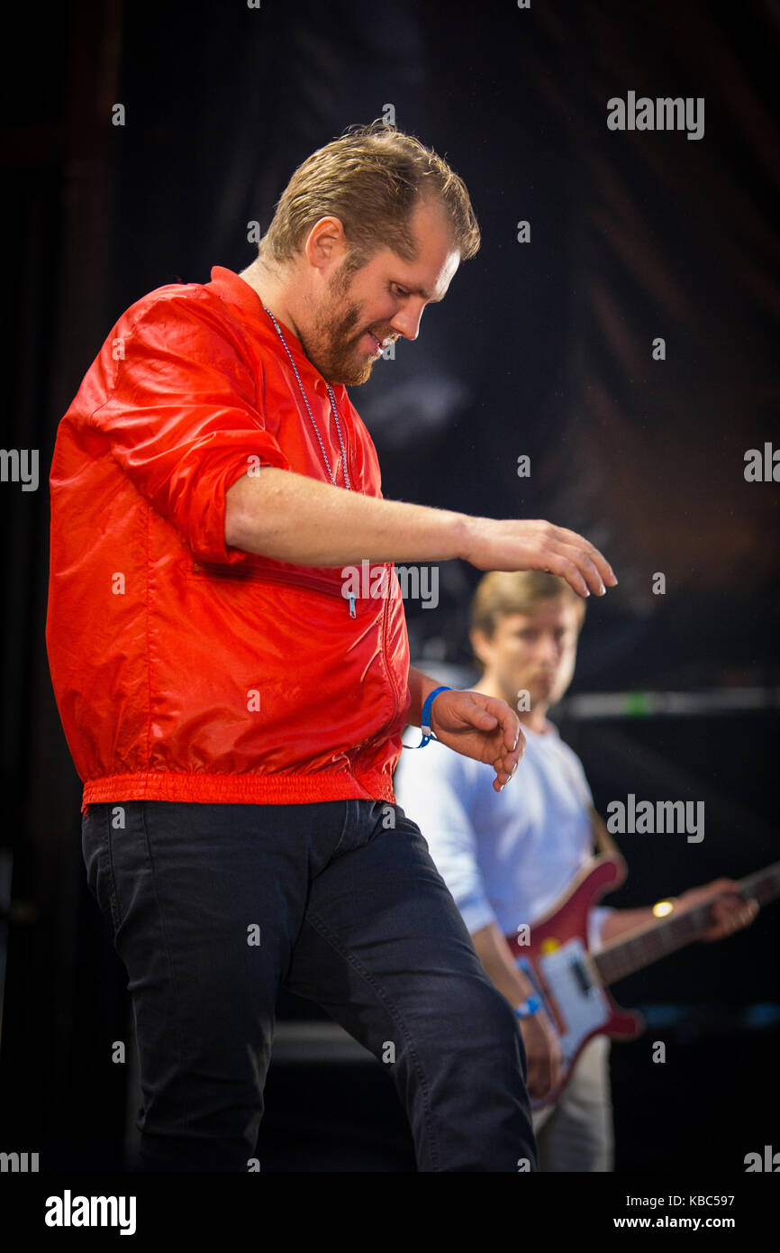 Die norwegische Pop-disco-rock Band König Midas führt ein Live Konzert in der norwegischen Musik Festival Øyafestivalen 2014. Hier Sänger und Musiker Andere Spielwaren Woltmann (auch als Ando bekannt) wird dargestellt, live auf der Bühne. Norwegen, 09/08 2014. Stockfoto
