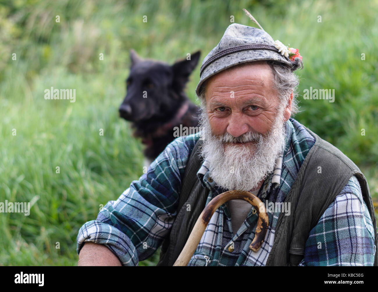 Hirte und Schafherde in Naturgrün; Porträt in Schwarz-Weiß. Trentino Alto Adige - Norditalien Stockfoto