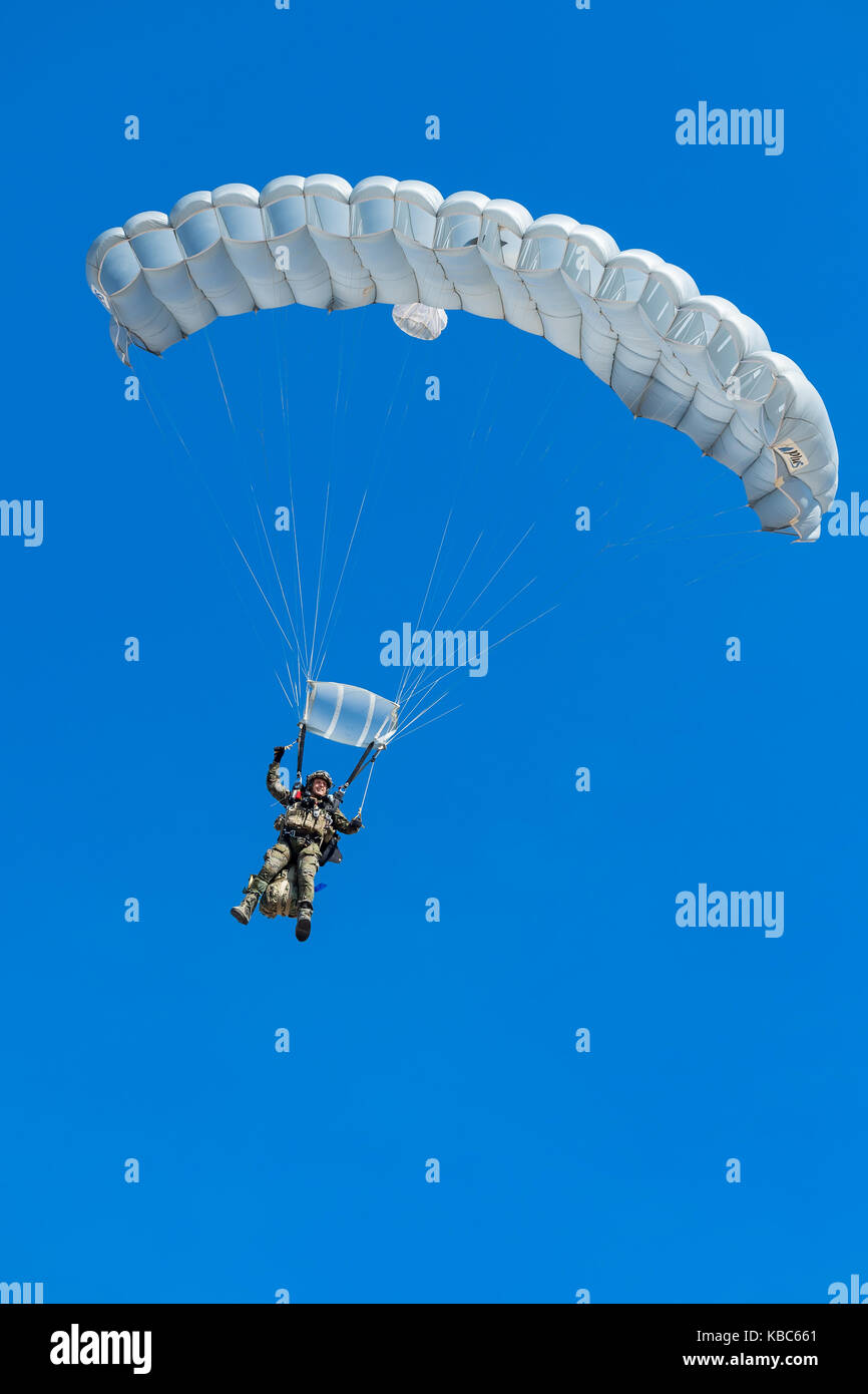 Airshow Festa Al cel Lleida, Barcelona - Spanien, Spanisch Airborne Brigade Fallschirm Stockfoto