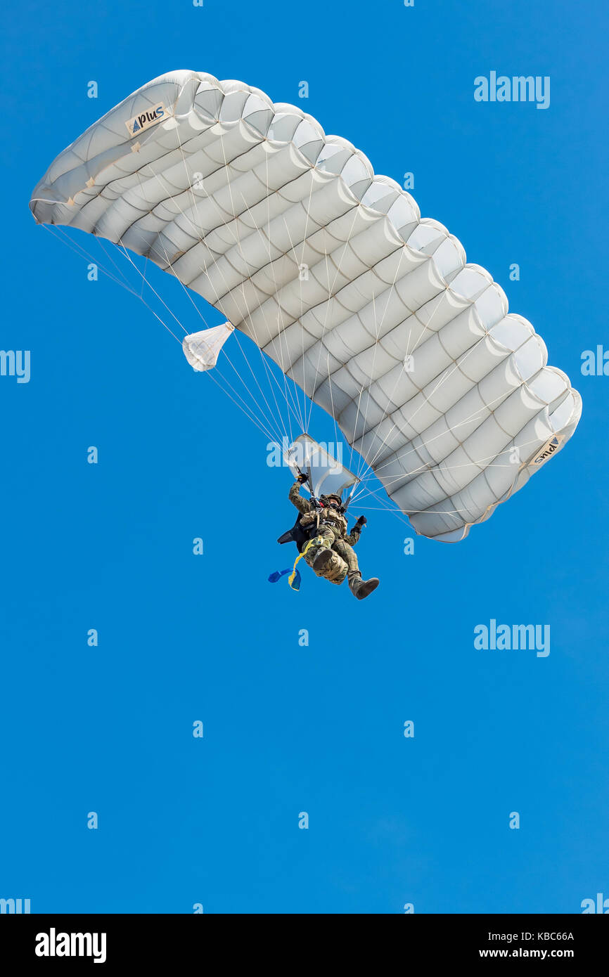 Airshow Festa Al cel Lleida, Barcelona - Spanien, Spanisch Airborne Brigade Fallschirm Stockfoto